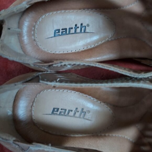 Earth 'Attalea Barbuda' tan cut-out leather wedge sandals w/back zippers, size 8 - Picture 5 of 6